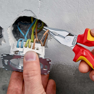 6 Tips to Choose the Right Electrician for Your Industrial Project